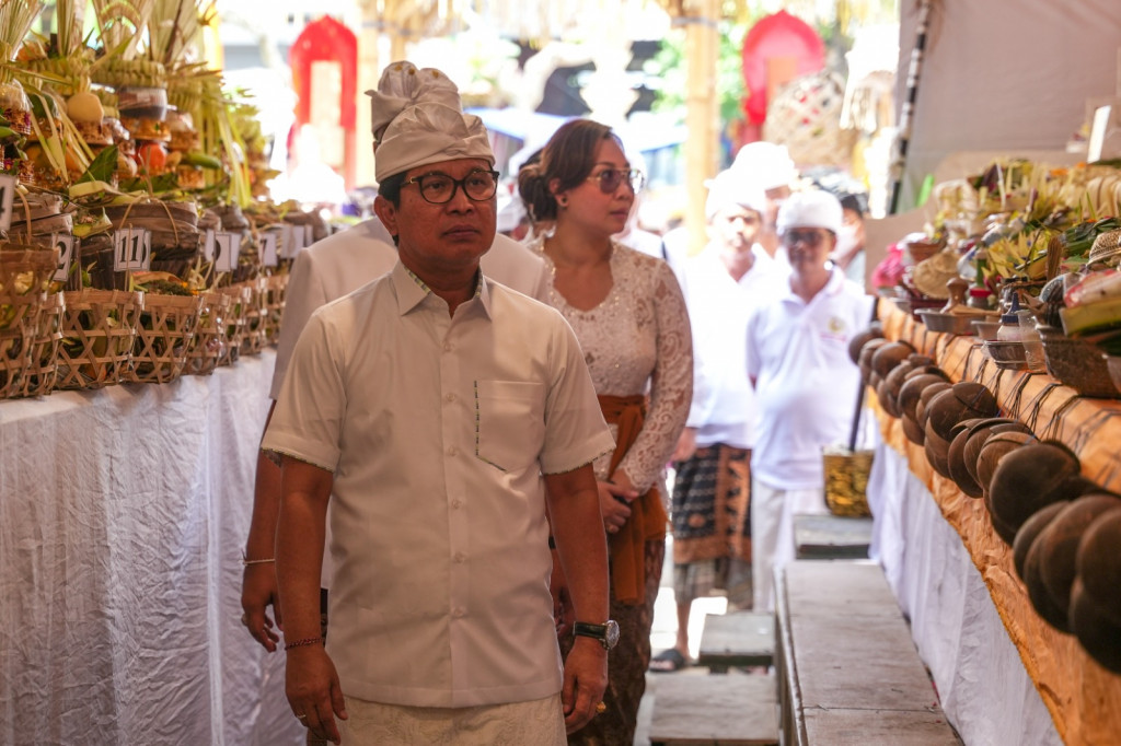 Sekda Adi Arnawa Nodya Karya Atma Wedana dan Manusa Yadnya Desa Adat Lukluk